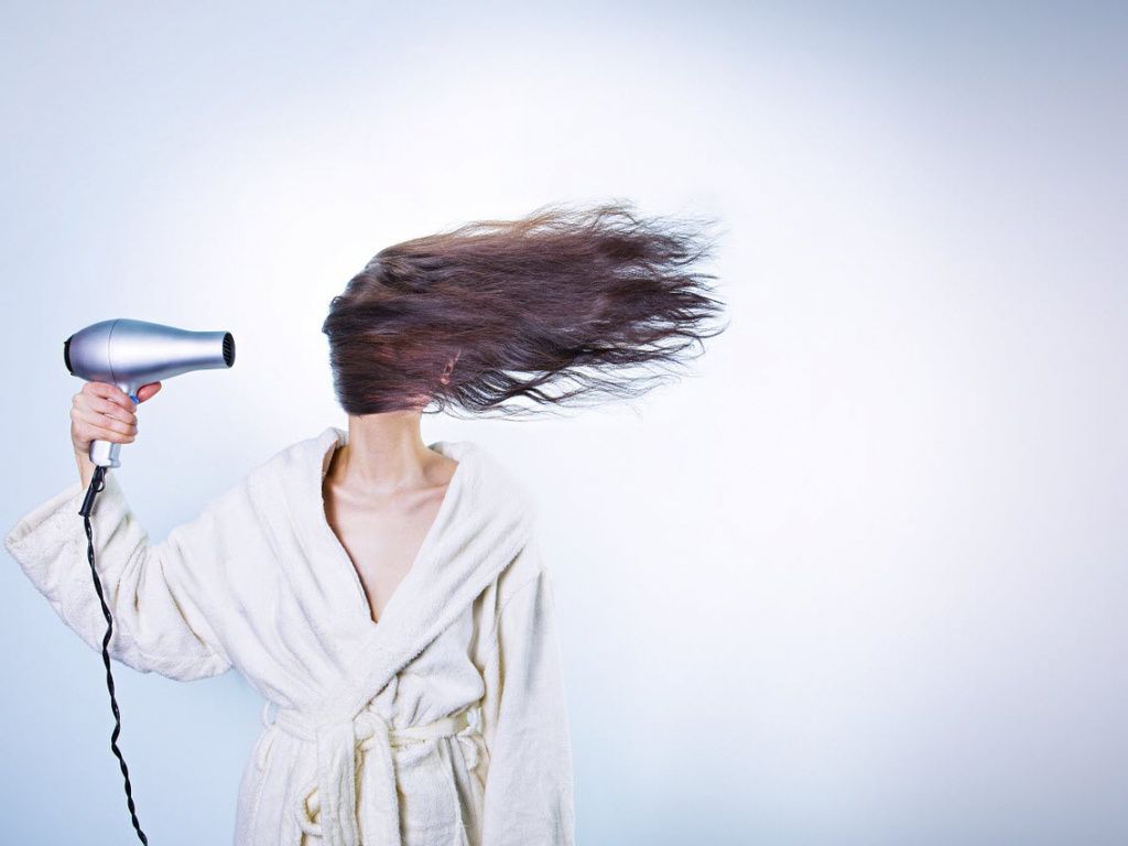 Те, як Ви розчісуєте і укладаєте волосся, теж може вплинути на те, як воно буде поводитися. Неправильне укладання або сушка може створити небажану текстуру.